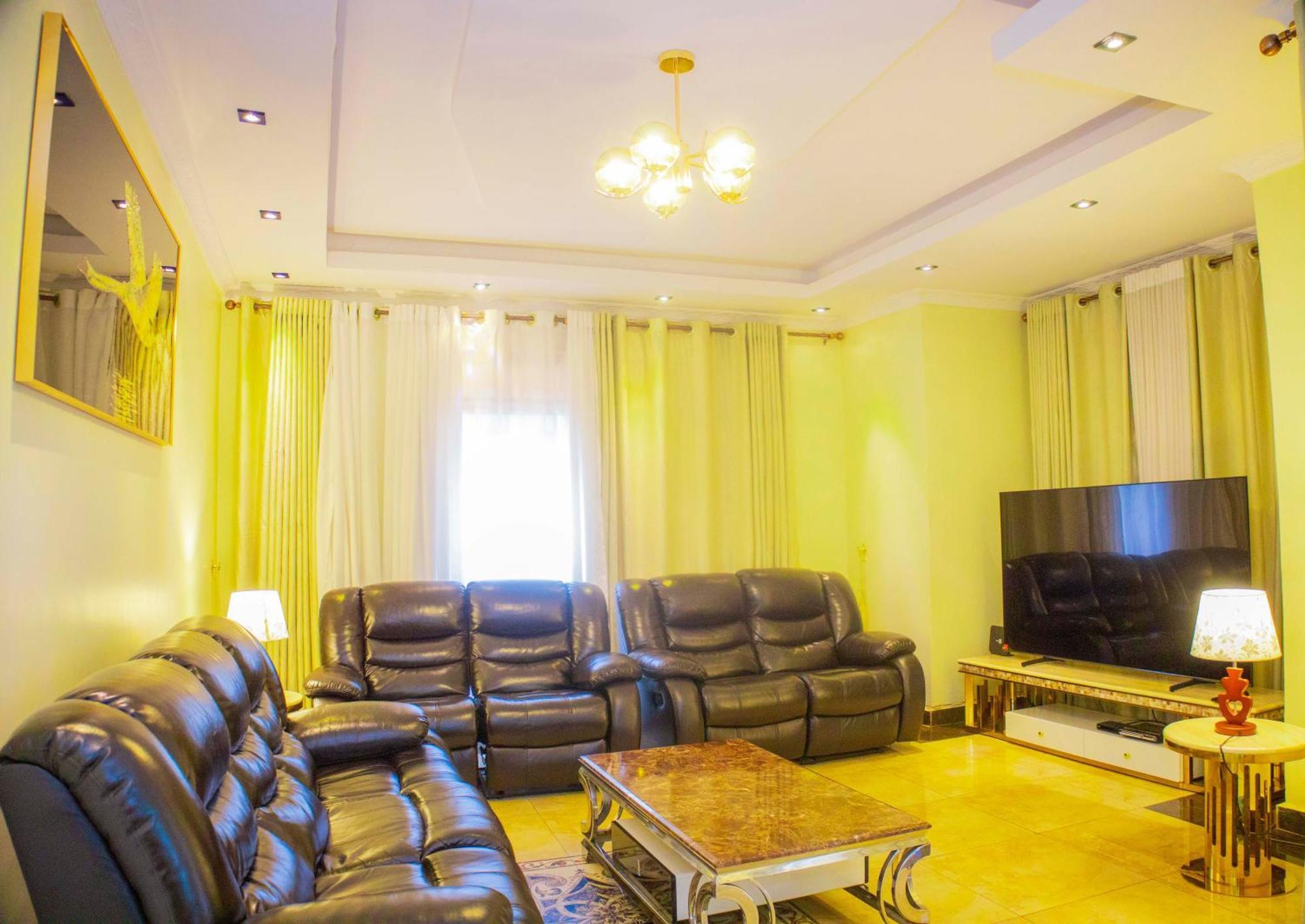 The Vibrant Lodge Gacuriro Kigali Bagian luar foto